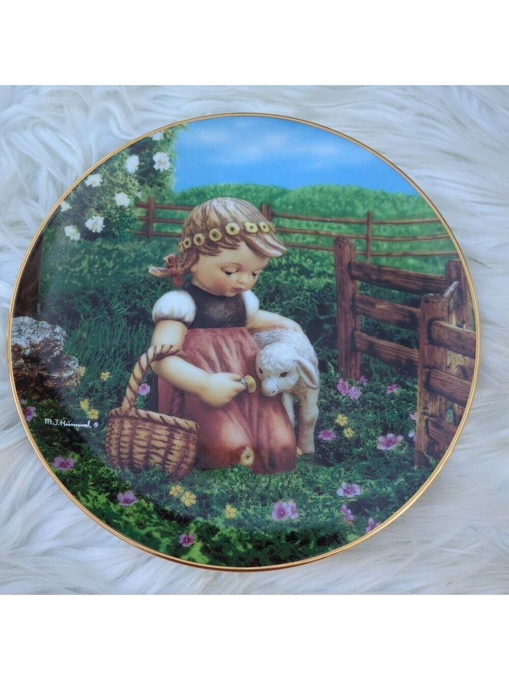 M.J. Hummel "Favorite Pet” Gentle Friends 1992 Danbury Mint 8" Collectors Plate.